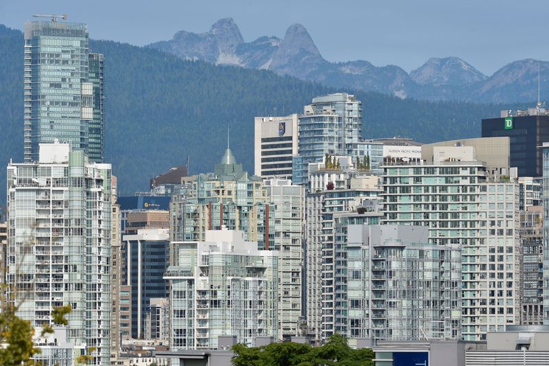 © Reuters. Condominium and office towers are seen on the mountain-backed skyline of Vancouver, British Columbia, Canada September 30, 2020. REUTERS/Jennifer Gauthier