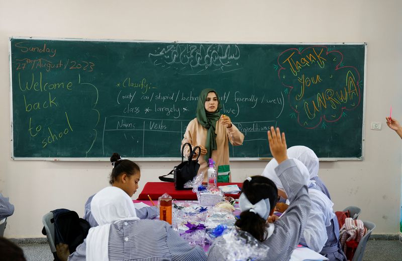 &copy; Reuters. طلبة فلسطينيون يجلسون داخل أحد الفصول في إحدى مدارس أونروا بقطاع غزة يوم الأحد. تصوير: محمد سالم - رويترز