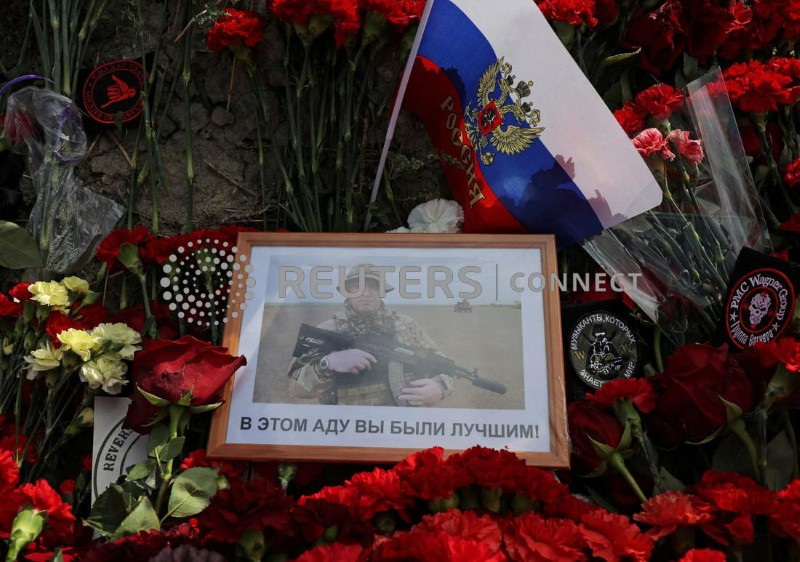 &copy; Reuters. Memorial improvisado em São Petersburgo dedicado ao chefe do grupo Wagner 
25/08/2023
REUTERS/Anton Vaganov/File Photo