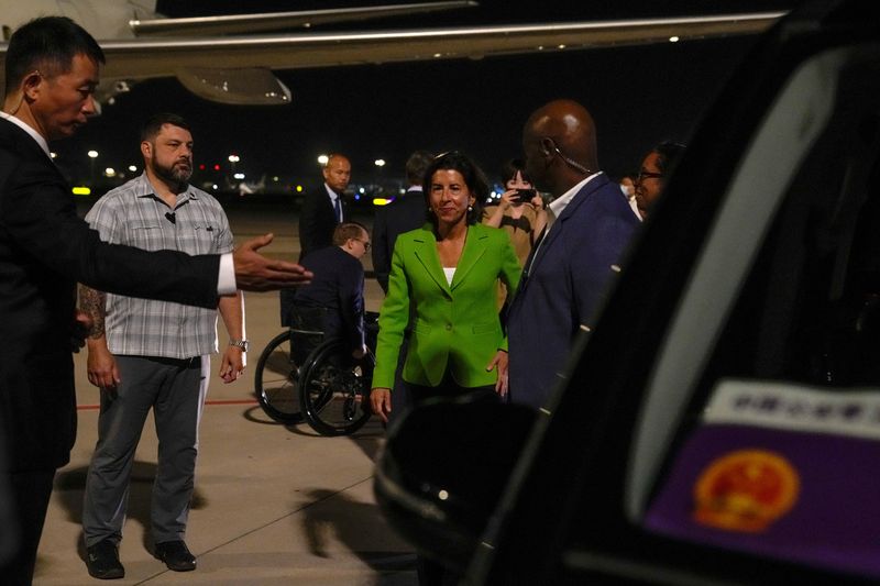 &copy; Reuters. La secrétaire américaine au Commerce, Gina Raimondo à l'aéroport international de Pékin. /Photo prise le  27 août 2023/REUTERS/Andy Wong