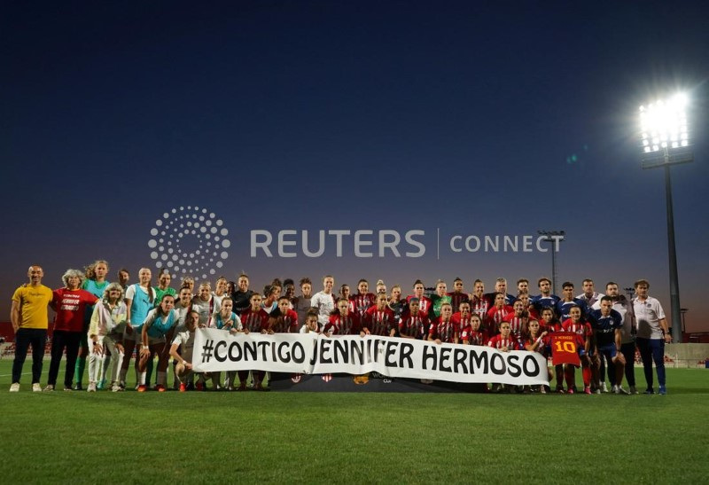 &copy; Reuters. Jogadoras e funcionários do Atlético de Madrid e do AC Milan seguram uma faixa em apoio à espanhola Jennifer Hermoso antes da partida
26/08/2023
@Focus.films.on/Divulgação via REUTERS  