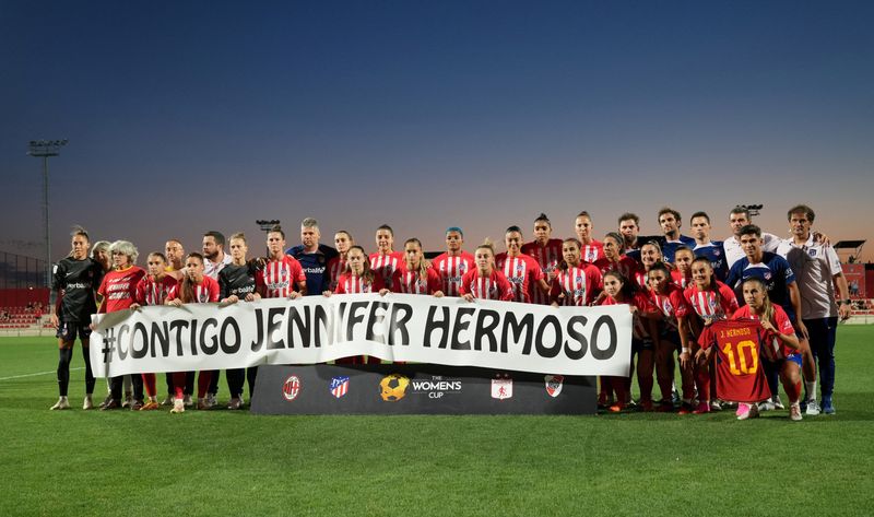 © Reuters. Soccer Football - The Women's Cup - Atletico Madrid v AC Milan - Centro Deportivo Wanda Alcala de Henares, Alcala de Henares, Spain - August 26, 2023  Atletico Madrid players and staff hold a banner in support of Spain's Jennifer Hermoso before the match as FIFA suspend President of the Royal Spanish Football Federation Luis Rubiales after the Women's World Cup Final  WOMEN'S CUP - @Focus.films.on/Handout via REUTERS