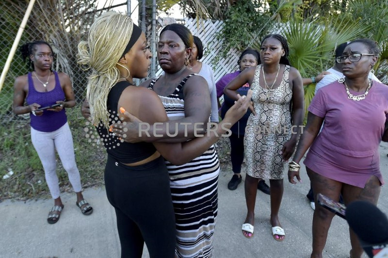 &copy; Reuters. Mulheres reagem após homem matar 3 pessoas em  loja de Jacksonville
26/08/2023
Bob Self/USA Today Network via REUTERS