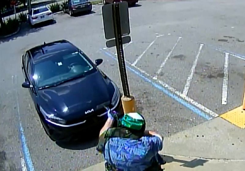 © Reuters. Ryan Christopher Palmeter, 21, is shown in a still image from surveillance video holding a rifle outside a Dollar Store after being identified by Sheriff T.K. Waters as the white man who killed three Black people before shooting himself August 26, 2023 in what local law enforcement described as a racially motivated crime in Jacksonville, Florida, U.S.  Jacksonville Sheriff’s Office/Handout via REUTERS.