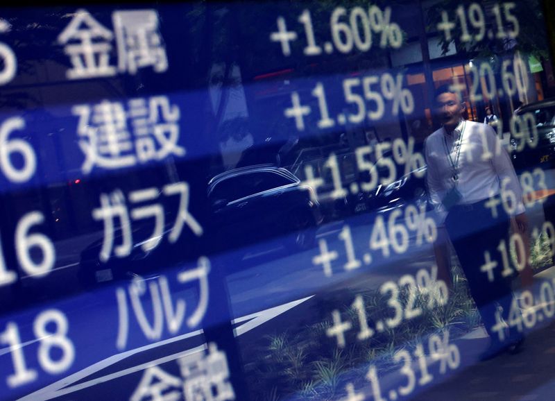 &copy; Reuters. لوحة إلكترونية تعرض حركة تداولات الأسهم خارج أحد البنوك بالعاصمة اليابانية طوكيو في الخامس من يونيو حزيران 2023 . تصوير : إيسي كاتو - رويترز .   