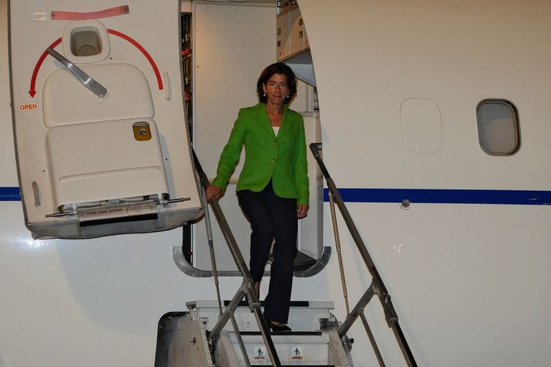 &copy; Reuters. U.S. Commerce Secretary Gina Raimondo steps out from a plane as she arrives at the Beijing Capital International Airport in Beijing, Sunday, Aug. 27, 2023.     Andy Wong/Pool via REUTERS