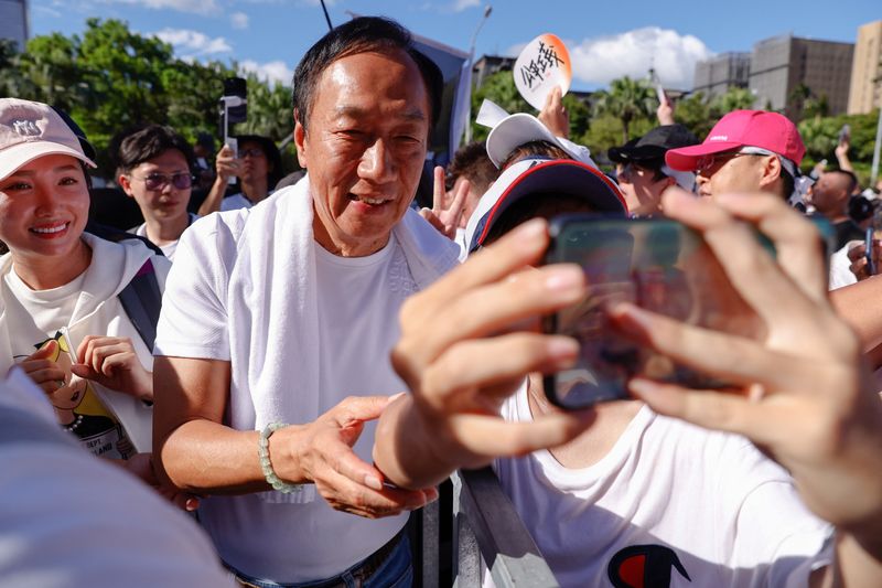 &copy; Reuters. Supporters take a selfie with Terry Gou, the retired founder of major Apple supplier Foxconn at a rally for legal reform and against high real estate prices in Taipei, Taiwan July 16, 2023. REUTERS/Ann Wang/File Photo
