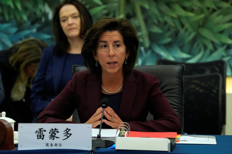 © Reuters. U.S. Commerce Secretary Gina Raimondo, right, speaks during a meeting with her Chinese counterpart Wang Wentao, at the Ministry of Commerce in Beijing, Monday, Aug. 28, 2023. Andy Wong/Pool via REUTERS