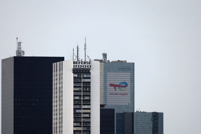 &copy; Reuters. Le logo de TotalEnergies à son siège à La Défense près de Paris. /Photo prise le 26 juin 2023/REUTERS/Stéphanie Lecocq