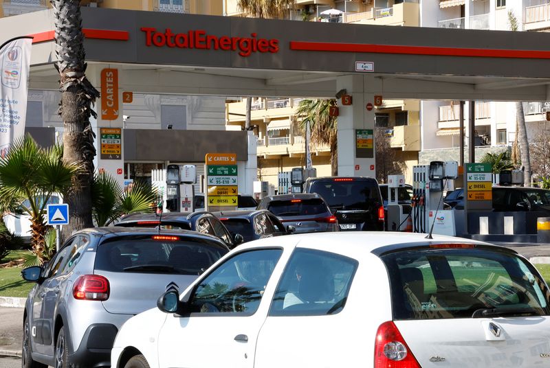 © Reuters. Des automobilistes font la queue à une station-service TotalEnergies à Nice. /Photo prise le 20 mars 2023/REUTERS/Eric Gaillard