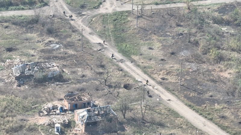 &copy; Reuters. جنود أوكرانيون يدخلون قرية روبوتين في منطقة زابوريجيا الأوكرانية في لقطة من مقطع مصور صدر يوم 25 أغسطس آب 2023. حصلت رويترز على المقطع المصور م