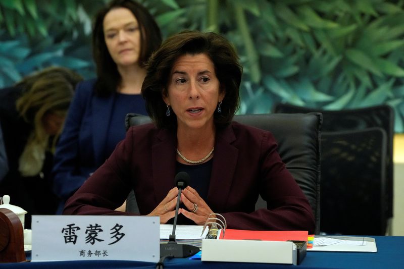 &copy; Reuters. La secretaria de Comercio de Estados Unidos, Gina Raimondo, a la derecha, habla durante una reunión con su homólogo chino, Wang Wentao, en el Ministerio de Comercio en Pekín, China. 28 de agosto de 2023. Andy Wong/Pool vía REUTERS