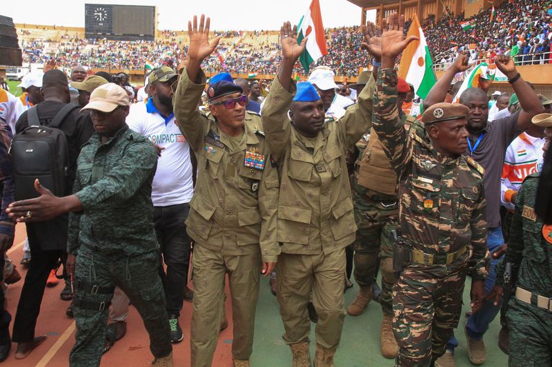 &copy; Reuters. Les chefs de la junte nigérienne saluent les Nigériens qui se rassemblent un mois après le coup d'État, en soutien aux soldats putschistes et pour exiger le départ de l'ambassadeur français, dans la capitale Niamey, au Niger. /Photo prise le 26 aoû