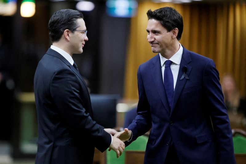 &copy; Reuters. FILE PHOTO: Canada's Prime Minister Justin Trudeau and Conservative Party of Canada leader Pierre Poilievre greet each other prior to delivering remarks on the death of Britain's Queen Elizabeth in the House of Commons on Parliament Hill in Ottawa, Ontari