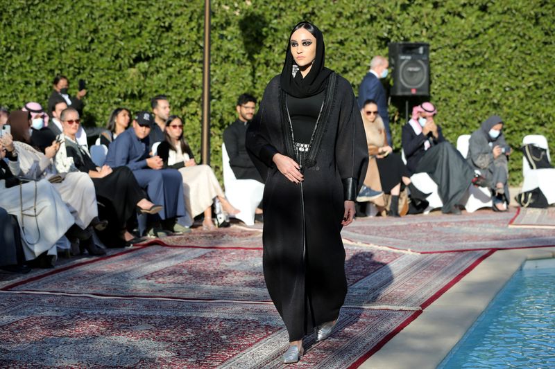 &copy; Reuters. FILE PHOTO: A Saudi model displays latest collection of abayas (Arabic female dresses) by Saudi Princess Safia Hussain, during a fashion show in Riyadh, Saudi Arabia, January 23, 2021. REUTERS/Ahmed Yosri/File Photo
