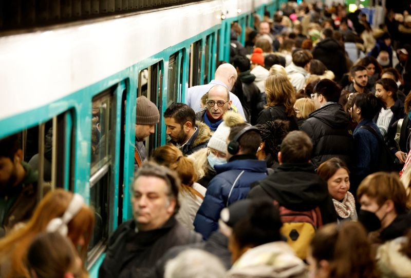 &copy; Reuters. Des passagers se pressent dans un métro exploité par le réseau de transport parisien RATP dans une station de métro à Paris. /Photo prise le 18 janvier 2023/REUTERS/Gonzalo Fuentes