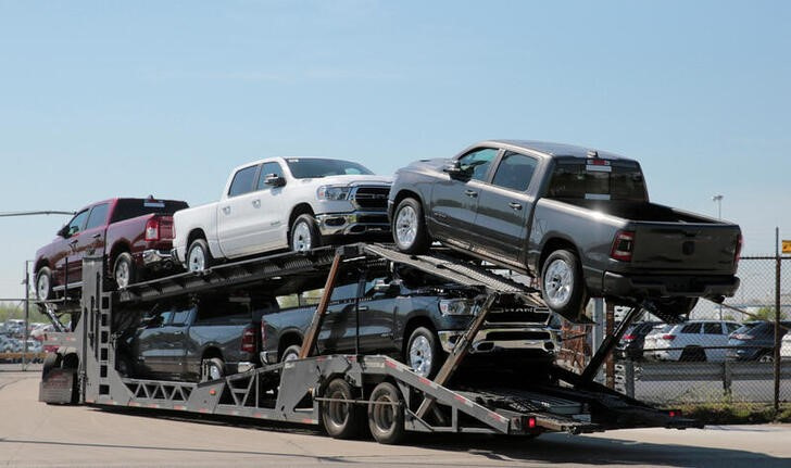 &copy; Reuters. Imagen de archivo de un camión cargado de camionetas Dodge Ram en Detroit, Michigan, EEUU. 25 mayo 2018. REUTERS/Rebecca Cook