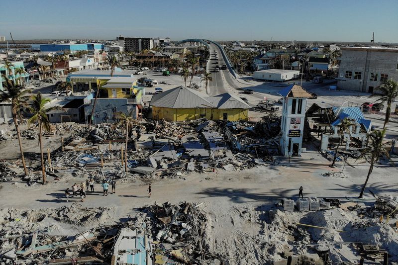 © Reuters. Remains of destroyed restaurants, shops and other businesses are seen almost one month after Hurricane Ian landfall in Fort Myers Beach, Florida, U.S., October 26, 2022. REUTERS/Marco Bello/File photo