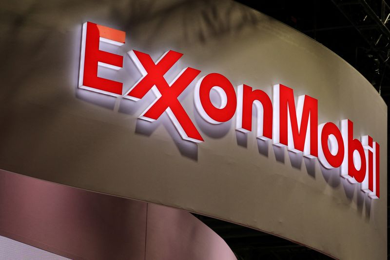 &copy; Reuters. FOTO DE ARCHIVO: El logotipo de la corporación multinacional estadounidense de petróleo y gas ExxonMobil se ve durante la feria de energía LNG 2023 en Vancouver, Columbia Británica, Canadá. 12 de julio, 2023. REUTERS/Chris Helgren