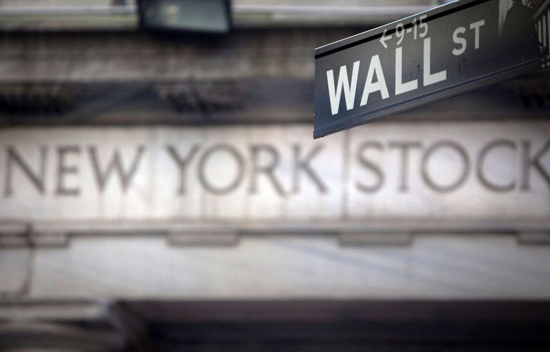 &copy; Reuters. Il cartello di Wall Street di fronte al New York Stock Exchange a New York. 28 ottobre 2013  REUTERS/Carlo Allegri/File Photo