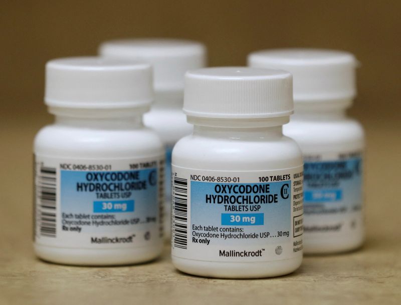 &copy; Reuters. FILE PHOTO: Bottles of prescription painkillers Oxycodone Hydrochloride, 30mg pills, made by Mallinckrodt sit on a counter at a local pharmacy, in Provo, Utah, U.S., April 25, 2017. REUTERS/George Frey/File Photo