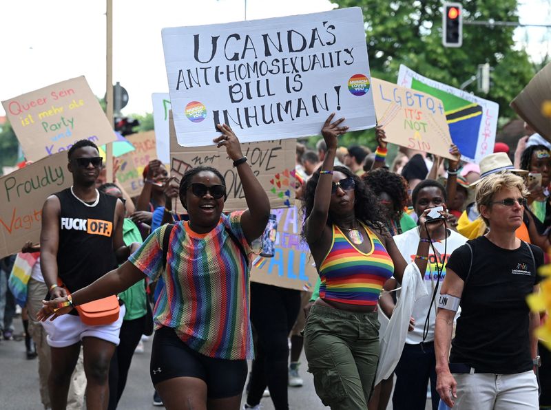 &copy; Reuters. Manifestantes da comunidade LGBTQ+ protestam contra lei anti-homossexualidade da Uganda, em Munique
24/06/2023
REUTERS/Fariha Farooqui