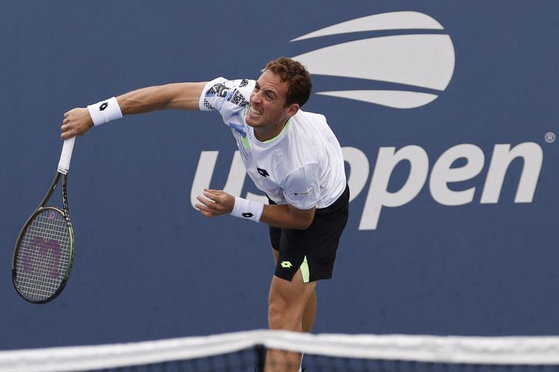 &copy; Reuters. لاعب التنس الإسباني الإسباني روبرتو كارباييس باينا خلال مباراته ضد الدنمركي هولجر رونه في الدور الأول لبطولة أمريكا المفتوحة للتنس يوم الا