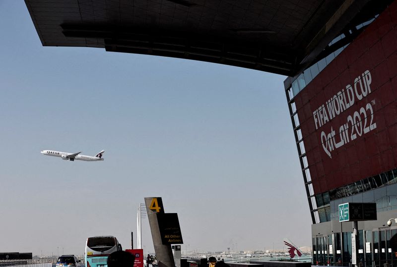 &copy; Reuters. FOTO DE ARCHIVO. Se ve una promoción de la Copa Mundial de Qatar con un avión de Qatar Airways en vuelo en el Aeropuerto Internacional Hamad antes de la Copa del Mundo de Fútbol, Doha, Qatar - 10 de noviembre de 2022. REUTERS/Hamad I Mohammed