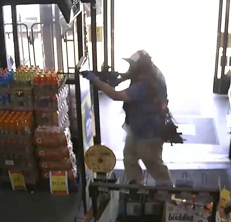 © Reuters. Ryan Christopher Palmeter, 21, is shown in a still image from surveillance video holding a rifle at a Dollar Store after being identified by Sheriff T.K. Waters as the white man who killed three Black people before shooting himself in what local law enforcement described as a racially motivated crime in Jacksonville, Florida, U.S. Jacksonville Sheriff’s Office/Handout via REUTERS