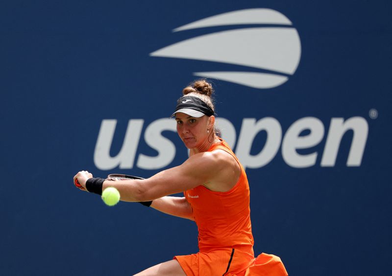 &copy; Reuters. Bia Haddad se prepara para rebater bola de Sloane Stephens no Aberto dos EUA
28/08/2023
REUTERS/Shannon Stapleton