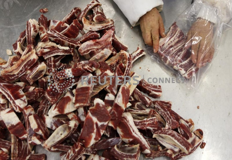&copy; Reuters. Trabalhador embala carne bovina 
07/10/2011
REUTERS/Paulo Whitaker 