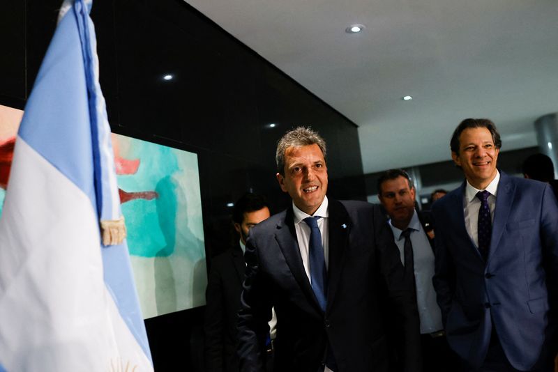 &copy; Reuters. Argentine Economy Minister Sergio Massa and Brazil's Finance Minister Fernando Haddad attend a press conference after meeting with Brazil's President Luiz Inacio Lula da Silva (not pictured) at the Planalto Palace in Brasilia, Brazil August 28, 2023. 