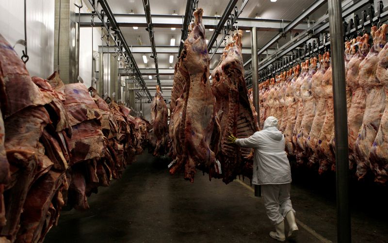 &copy; Reuters. FILE PHOTO: A worker arranges slaughtered cattle in the freezing room in the Marfrig Group slaughter house in Promissao, 500 km northwest of Sao Paulo October 7, 2011.   REUTERS/Paulo Whitaker/File Photo