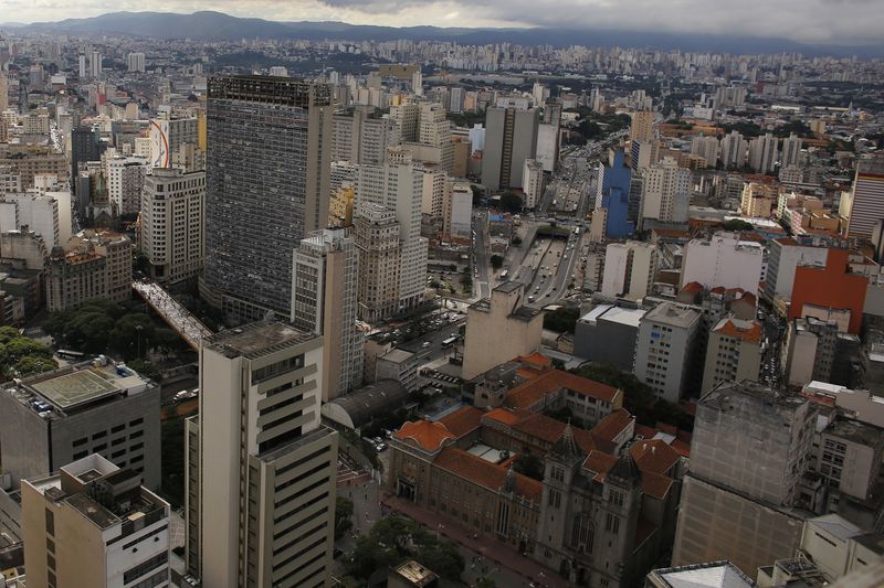 &copy; Reuters. 　８月２８日、バンク・オブ・アメリカ（ＢｏｆＡ）は公表したリポートで、ブラジルの今年と来年の成長率見通しを引き上げた。写真はブラジルのサンパウロで２０１４年４月撮影（２０