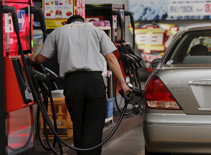 &copy; Reuters. 　８月２９日、政府、与党はガソリン価格高騰に対応した激変緩和措置について、９月から補助を拡充する方向で調整に入った。写真は都内のガソリンスタンドで２０１５年８月撮影（２０