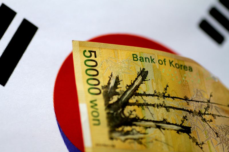 &copy; Reuters.     韓国政府は８月２９日、来年の歳出総額を前年比２．８％増の６５６兆９０００億ウォン（４９６７億ドル）とする計画を発表した。写真はウォン紙幣。２０１７年５月撮影（２０２３