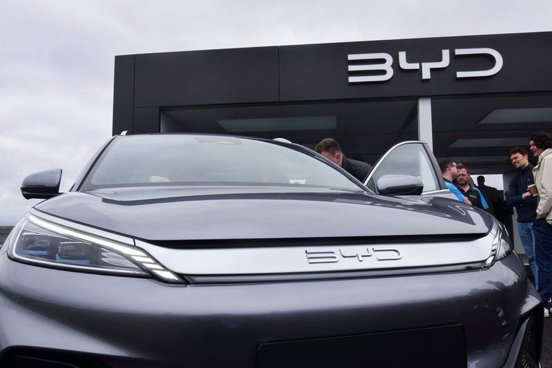 © Reuters. FILE PHOTO: Members of the press and the general public check out the Atto 3 electric SUV made by Chinese carmaker BYD, at the Fully Charged Live electric vehicle trade show in Farnborough, Britain, April 28, 2023. REUTERS/Nick Carey/File Photo