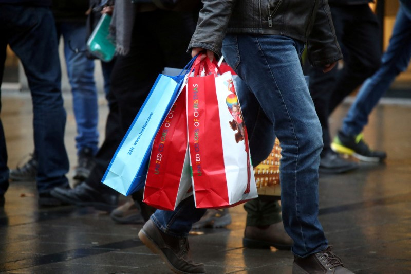 &copy; Reuters. FILE PHOTO: People carry bags as they stroll at Munich's main shopping street ahead of the Christmas celebrations in Munich, Germany, December 23, 2019. REUTERS/Michael Dalder