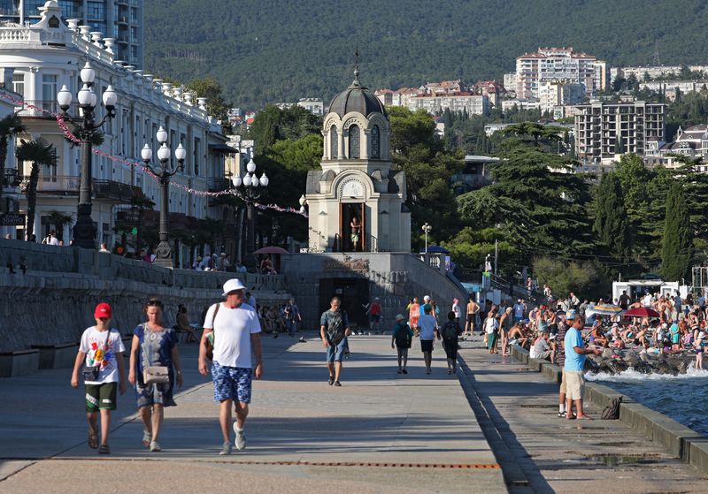 &copy; Reuters. People walk along an embankment in Yalta, Crimea, August 18, 2023. REUTERS/Alexey Pavlishak/file photo