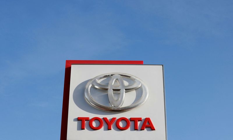 &copy; Reuters. Il logo Toyota è visibile in una concessionaria Toyota a Zaventem, Belgio, 25 novembre 2022. REUTERS/Johanna Geron/Foto d'archivio