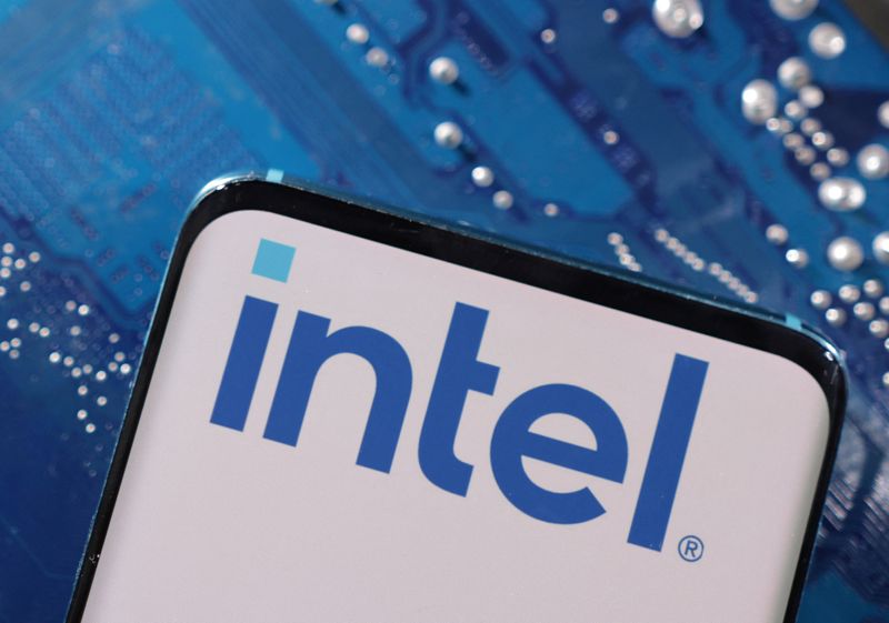 &copy; Reuters. Uno smartphone con il logo Intel è posizionato su una scheda madre di computer in questa foto del 6 marzo 2023. REUTERS/Dado Ruvic/Illustrazione