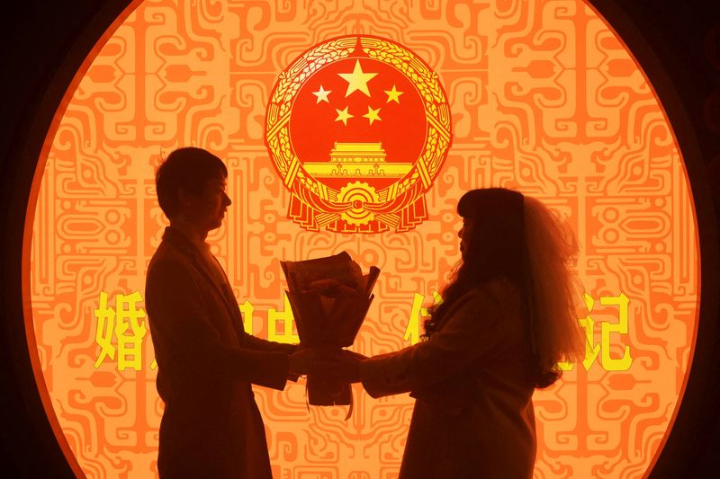 &copy; Reuters. زوجان متزوجان حديثًا يلتقطان الصور في عيد الحب في مكتب تسجيل الزواج في هانغتشو في مقاطعة تشجيانج بالصين في صورة من أرشيف رويترز. 