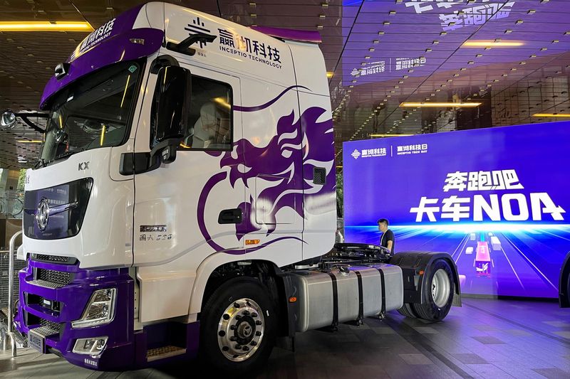 &copy; Reuters. A Dongfeng truck with autonomous driving system developed by Inceptio is showcased at Shanghai Centre in Shanghai, China August 29, 2023. REUTERS/Zoey Zhang