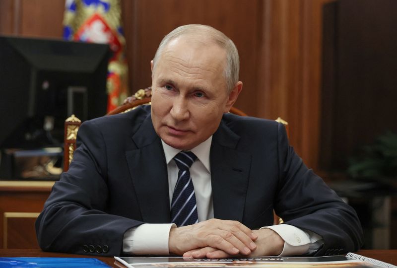 &copy; Reuters. الرئيس الروسي فلاديمير بوتين خلالاجتماع في موسكو يوم الاثنين. صورة لرويترز من وكالة أنباء سبوتنيك.