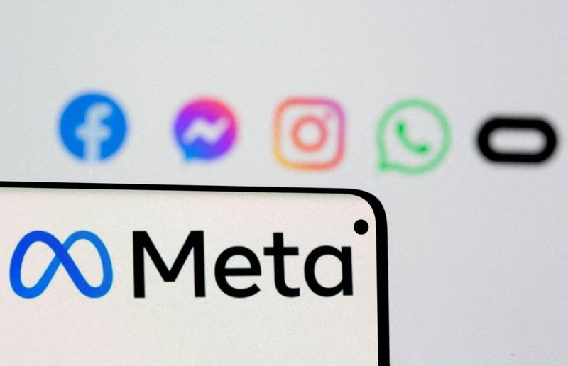 © Reuters. Facebook's new rebrand logo Meta is seen on smartphone in front of displayed logo of Facebook, Messenger, Instagram, Whatsapp and Oculus in this illustration picture taken October 28, 2021. REUTERS/Dado Ruvic/Illustration