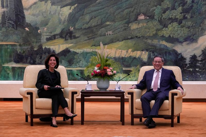 © Reuters. U.S. Commerce Secretary Gina Raimondo and Chinese Premier Li Qiang have a light moment during a meeting at the Great Hall of the People in Beijing, China, August 29, 2023. Andy Wong/Pool via REUTERS