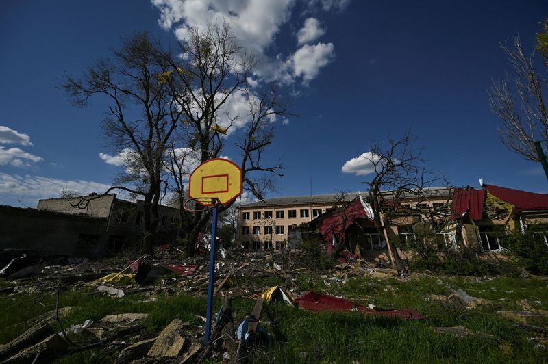© Reuters. FILE PHOTO: A view shows a compound of a local school heavily damaged by a Russian military strike in the town of Avdiivka, amid Russia's attack on Ukraine, near a frontline in Donetsk region, Ukraine May 5, 2023. REUTERS/Stringer/File Photo
