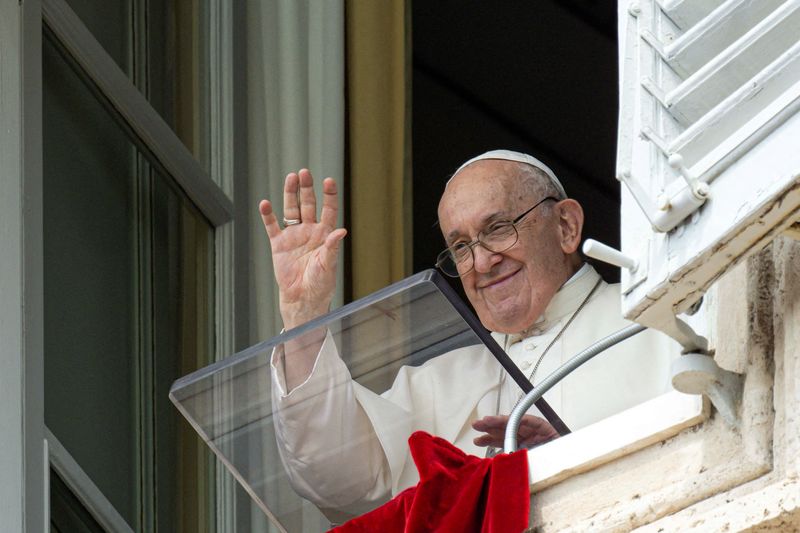 &copy; Reuters. البابا فرنسيس يلوح من خلال نافذته في الفاتيكان يوم 27 أغسطس 2023 في صورة لرويترز.