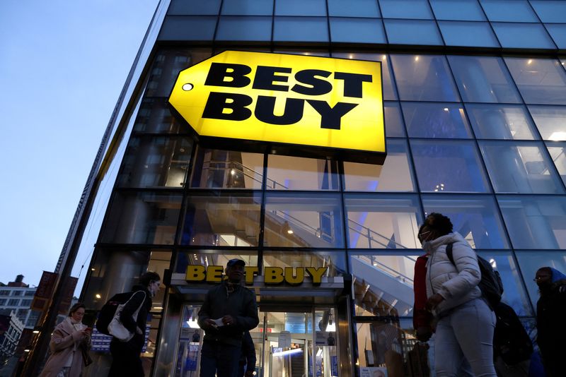 &copy; Reuters. FILE PHOTO: People walk past a Best Buy store in Manhattan, New York City, U.S., November 22, 2021. REUTERS/Andrew Kelly/File Photo