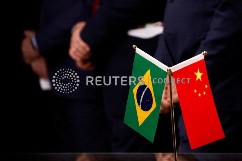 &copy; Reuters. Bandeiras de Brasil e China
14/04/2023. REUTERS/Tingshu Wang/Pool 